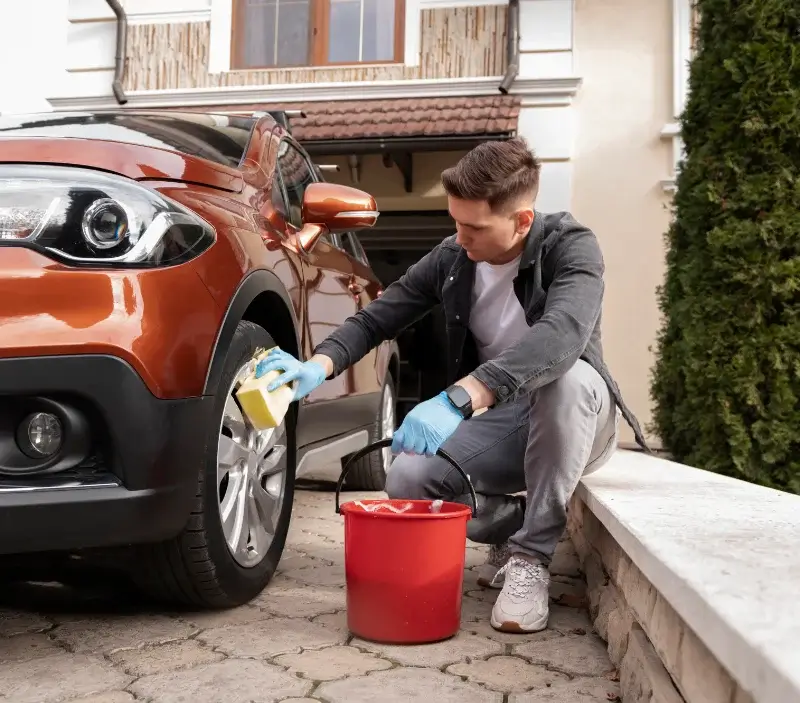 Lavage auto à domicile La Goutelle : professionnel intervenant sur un véhicule